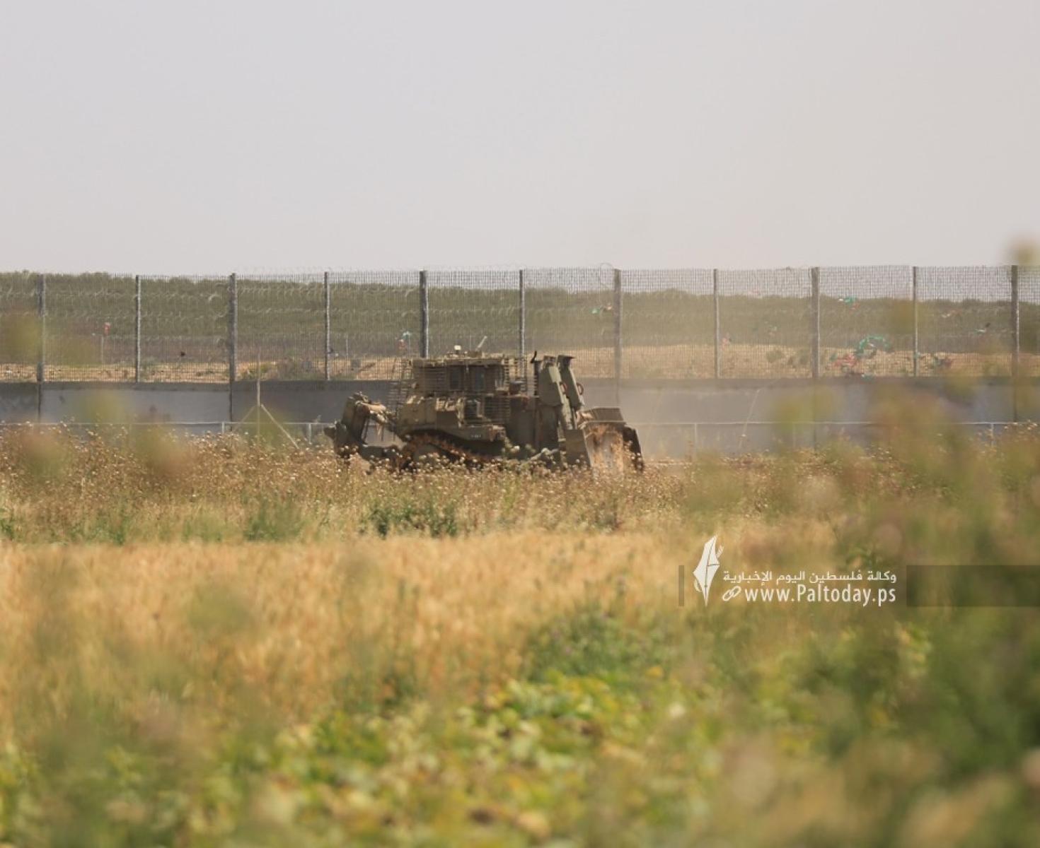 توغل لعدد من جرافات الاحتلال  (9).JPG