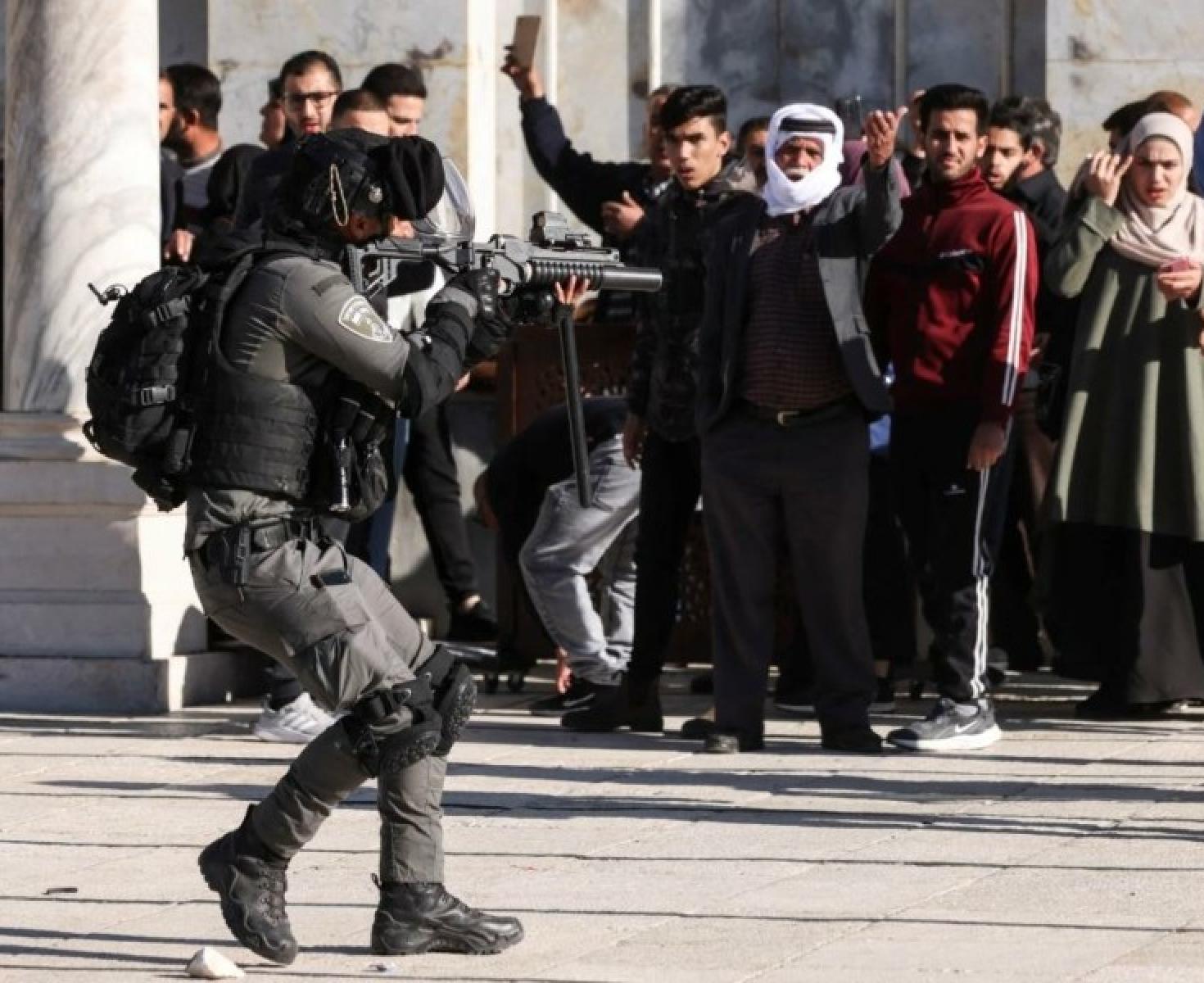 قمع المصلين في المسجد الاقصى.jpg