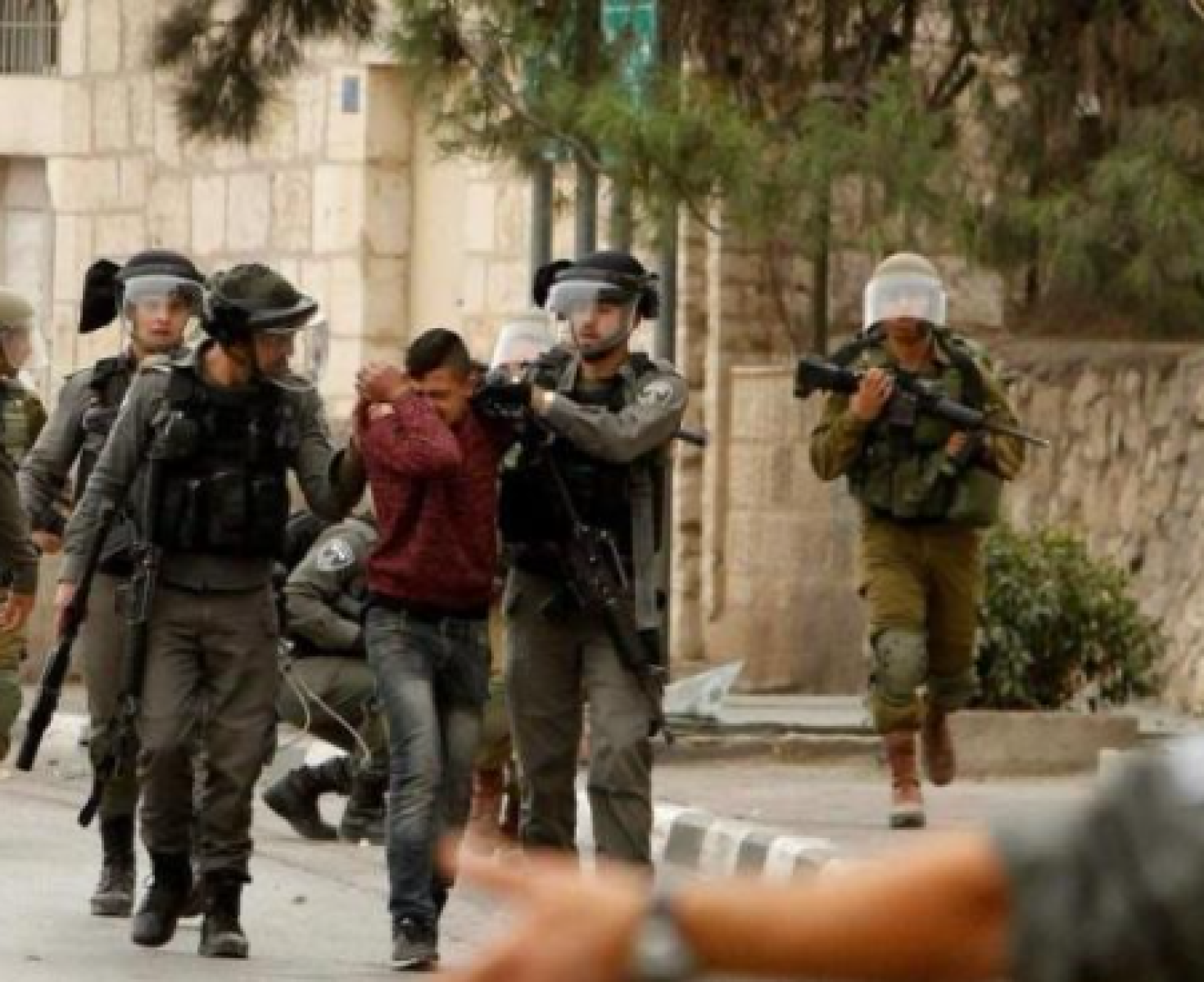 قوات الاحتلال تعتقل مواطنًا في مدينة البيرة