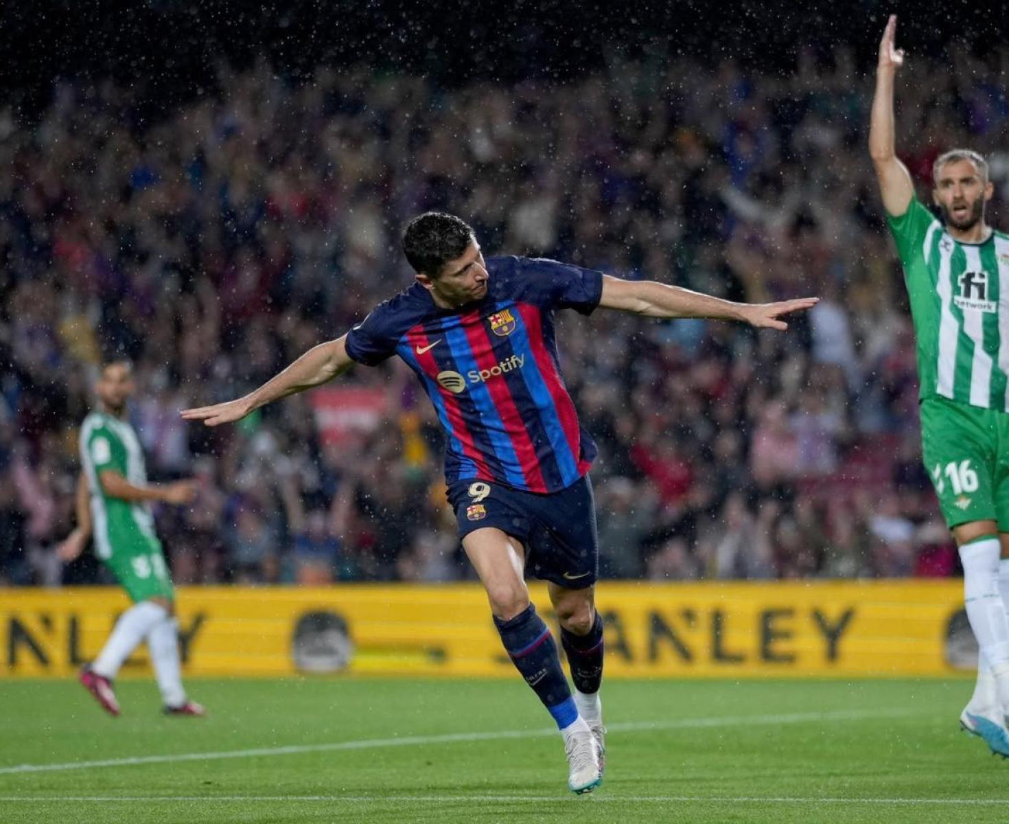 برشلونة يسحق بيتيس ويقترب خطوة من تحقيق لقب الدوري
