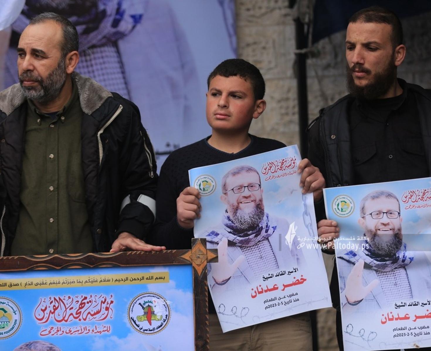 نجل الشيخ خضر عدنان يقود الهتافات الغاضبة رداً على اغتيال والده في سجون الاحتلال