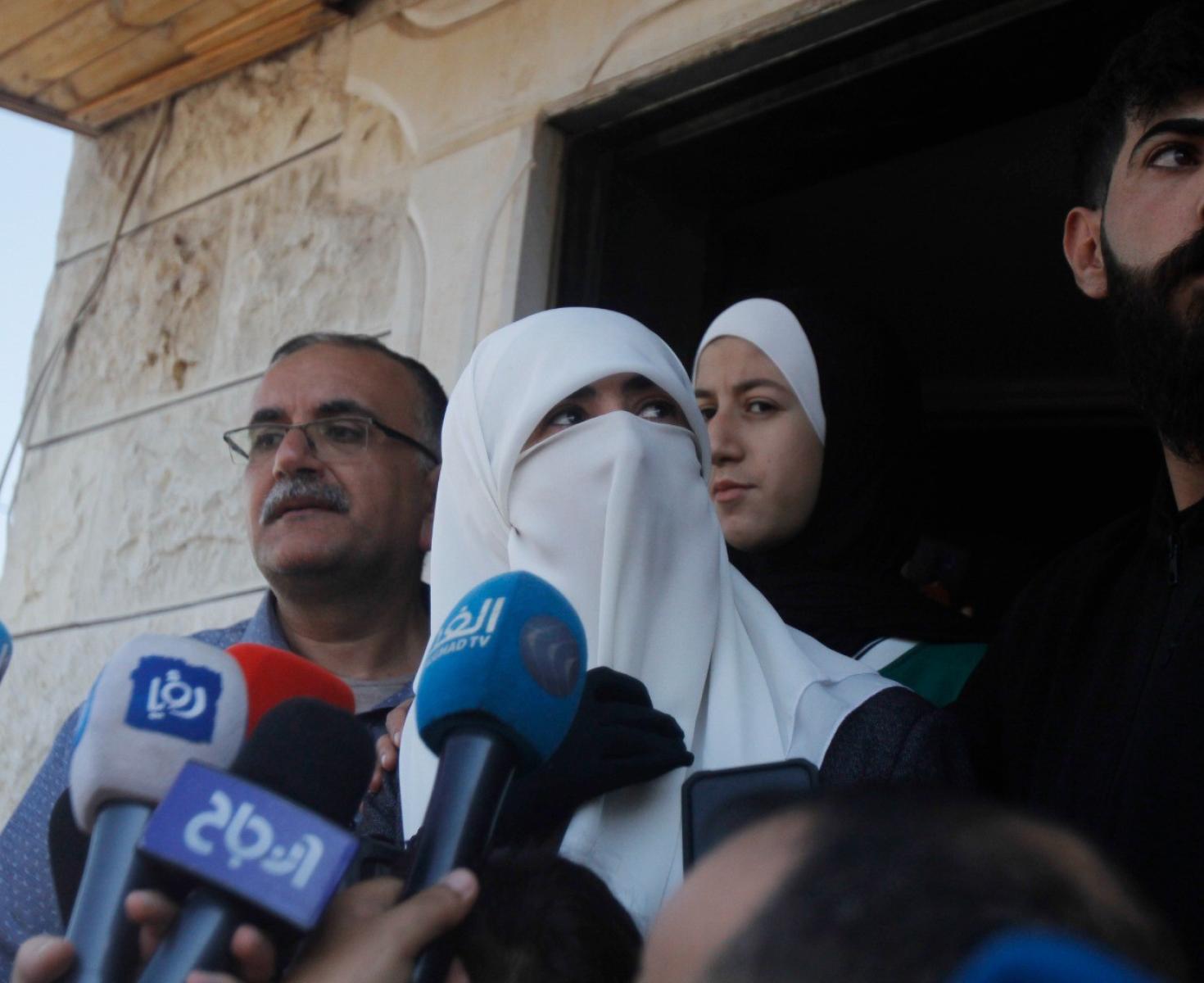 زوجة الشيخ خضر عدنان.jfif