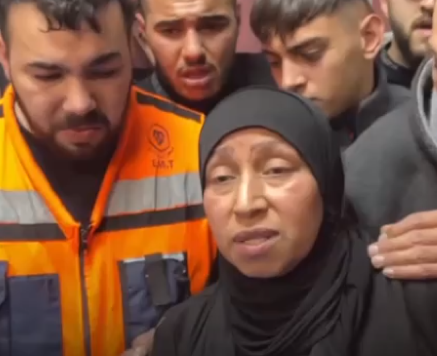 والدة العزيزي.PNG