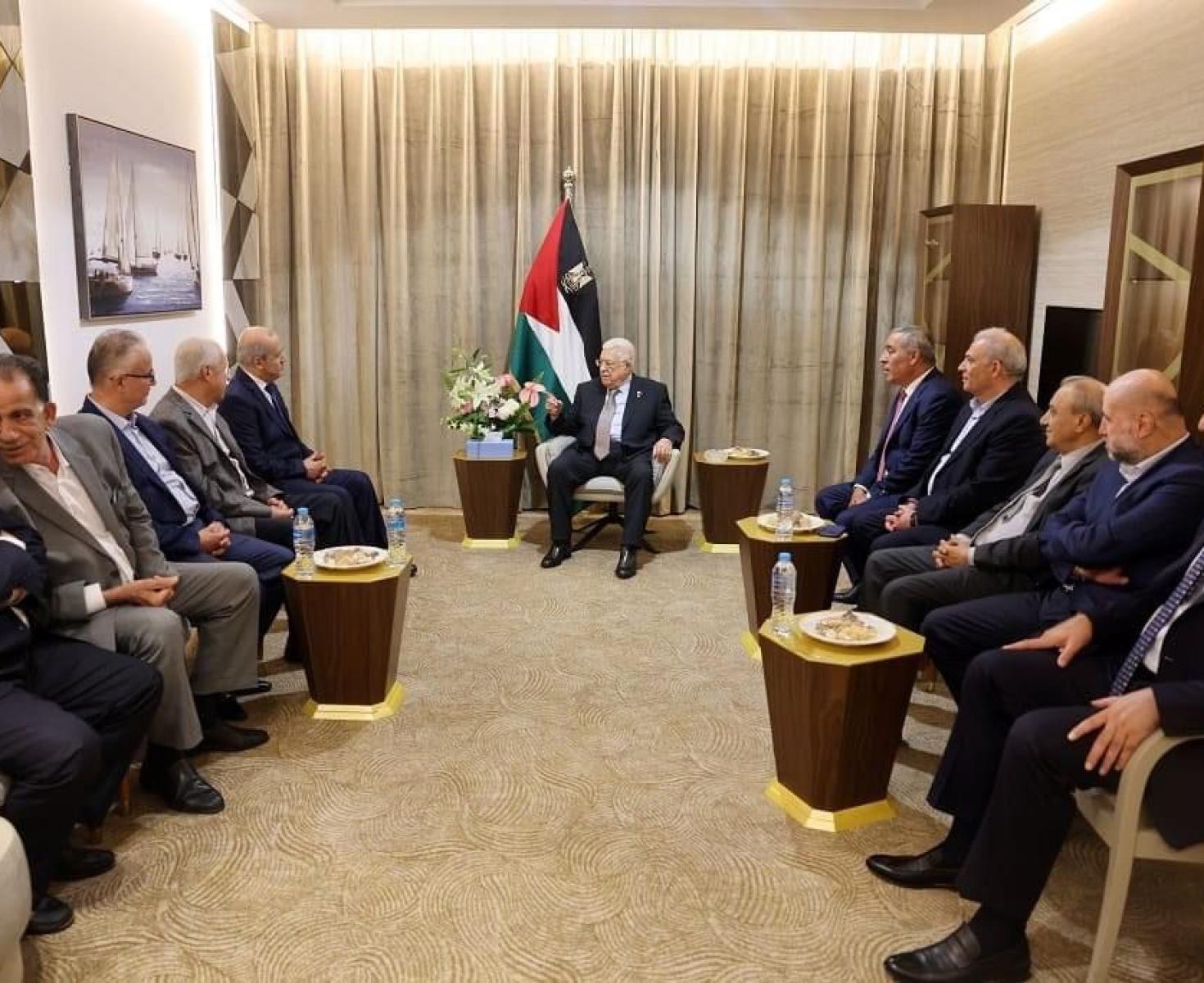 متظاهرون فلسطينيون يرفعون الأعلام خلال مظاهرة ضد الاستيطان الإسرائيلي في بلدة بيتا بالقرب من مدينة نابلس بالضفة الغربية المحتلة. 28 يونيو 2021 - AFP