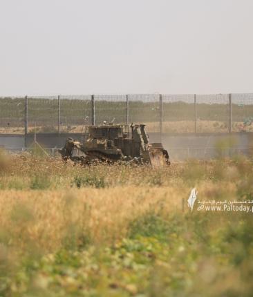 توغل لعدد من جرافات الاحتلال  (9).JPG