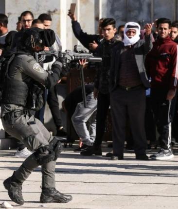 قمع المصلين في المسجد الاقصى.jpg