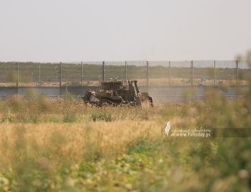 توغل لعدد من جرافات الاحتلال  (9).JPG