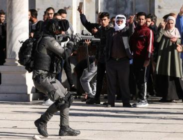 قمع المصلين في المسجد الاقصى.jpg