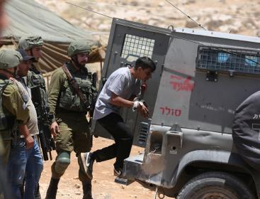 قوات الاحتلال تعتقل خمسة مواطنين غرب جنين