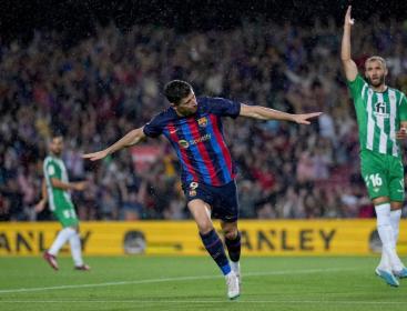 برشلونة يسحق بيتيس ويقترب خطوة من تحقيق لقب الدوري