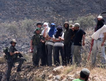 مستوطنون يعتدون على سائق حافلة في سلوان