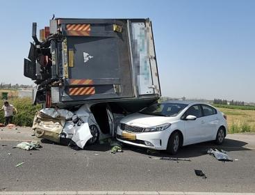 بجراح في حادث سير بغلاف غزة