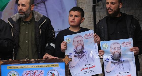 نجل الشيخ خضر عدنان يقود الهتافات الغاضبة رداً على اغتيال والده في سجون الاحتلال