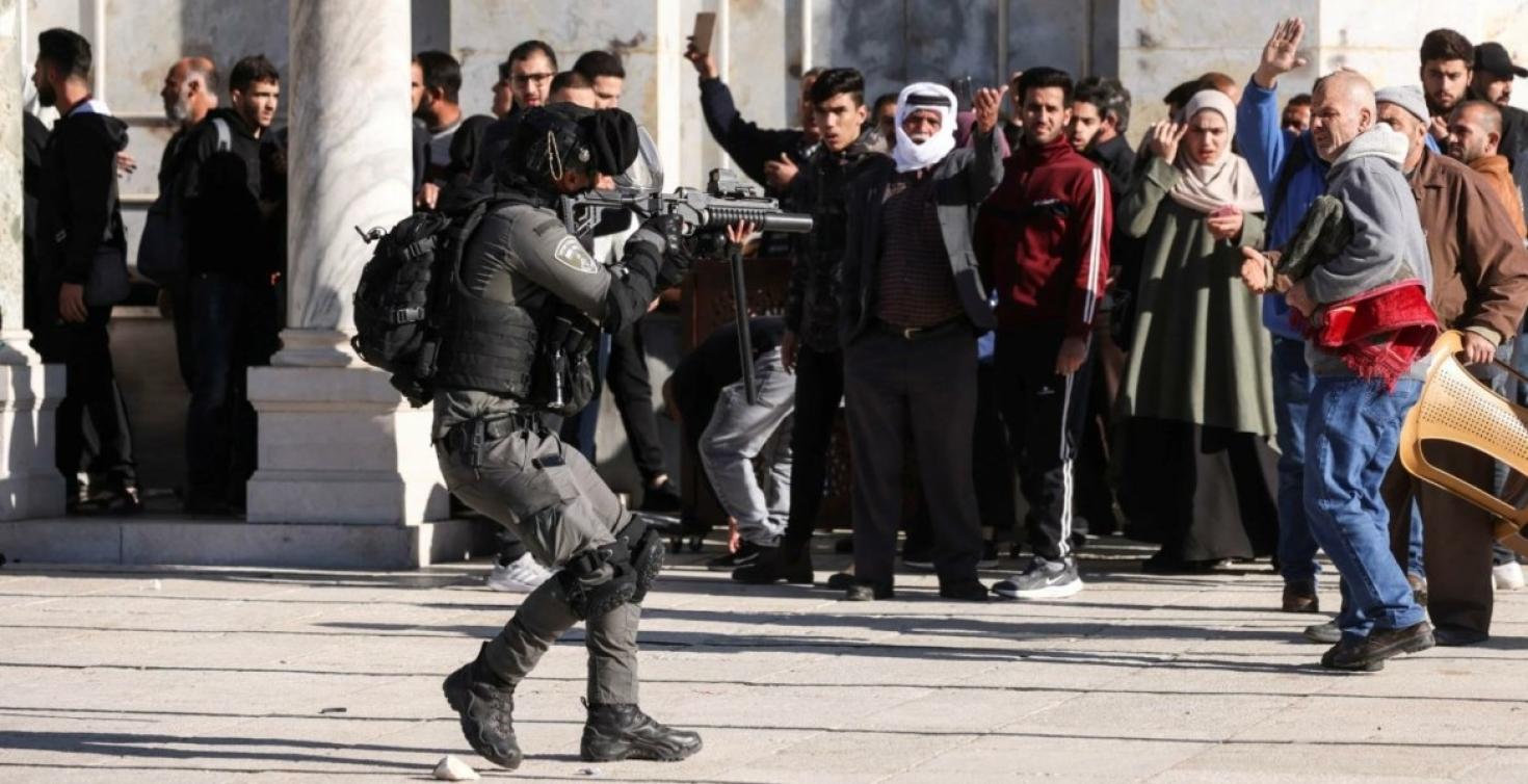 قمع المصلين في المسجد الاقصى.jpg