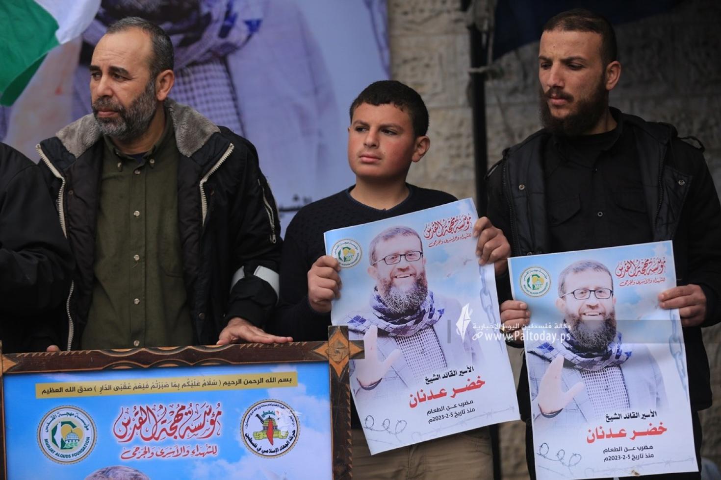 نجل الشيخ خضر عدنان يقود الهتافات الغاضبة رداً على اغتيال والده في سجون الاحتلال