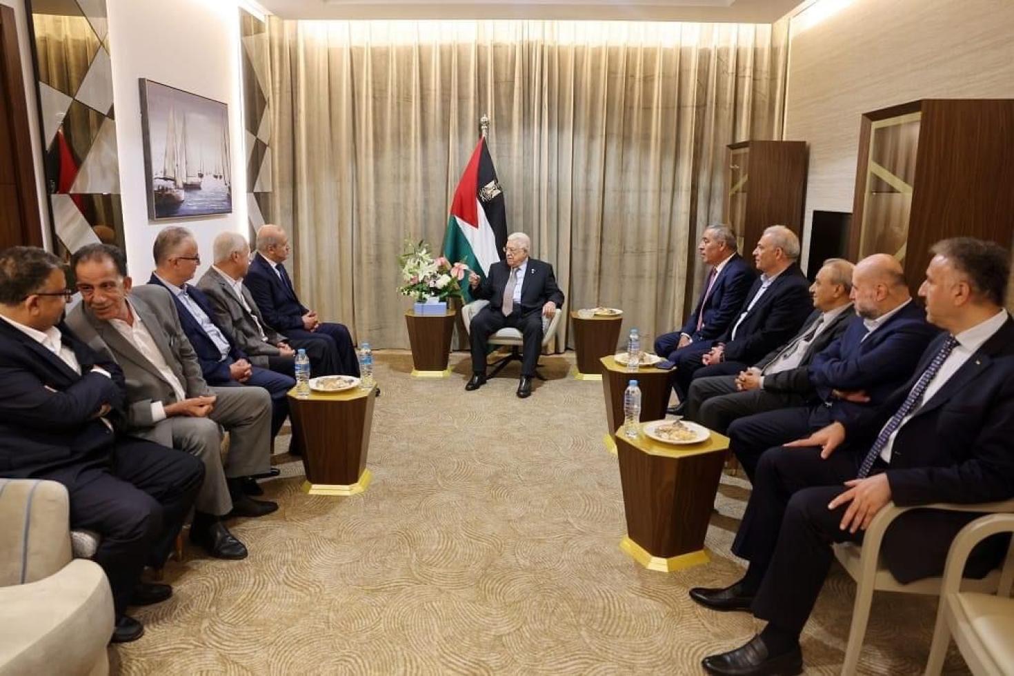 متظاهرون فلسطينيون يرفعون الأعلام خلال مظاهرة ضد الاستيطان الإسرائيلي في بلدة بيتا بالقرب من مدينة نابلس بالضفة الغربية المحتلة. 28 يونيو 2021 - AFP